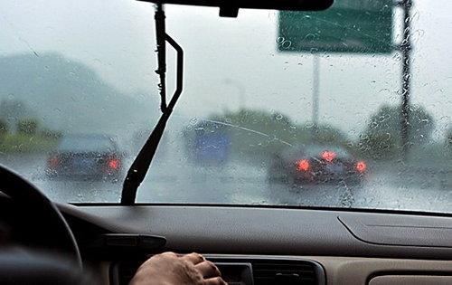 雨天租車(chē)